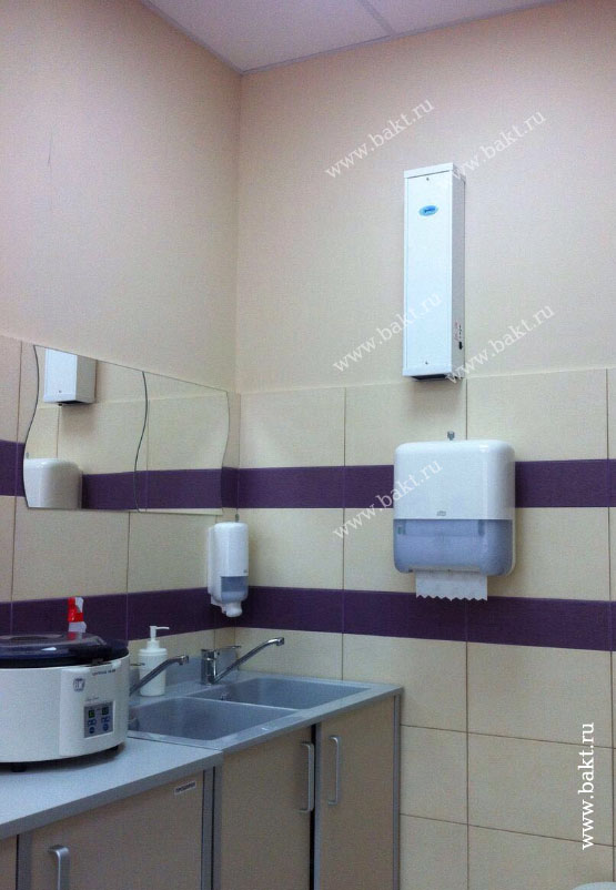 Фото установленного рециркулятора «Сибэст» на стене в помещении медицинского центра «ГлавВрач»