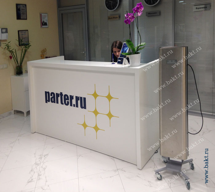 Фото передвижного бактерицидного рециркулятора Аэролит-200 на ресепшн в офисе агентства Parter.ru
