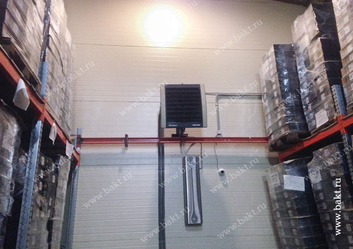 Фото бактерицидного рециркулятора воздуха Аэролит-200 в складском помещении, рядом с продукцией на стеллажах