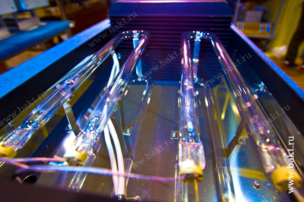 Фото амальгамных бактерицидных ламп АНБ 170/70-П в рециркуляторе Аэролит-400 крупным планом